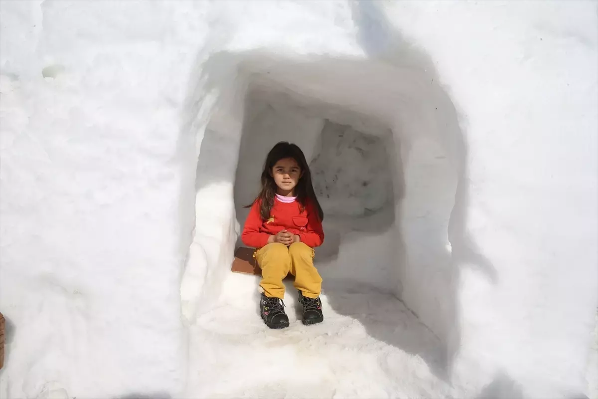 Adıyaman’da kardan iglu oyun grubu