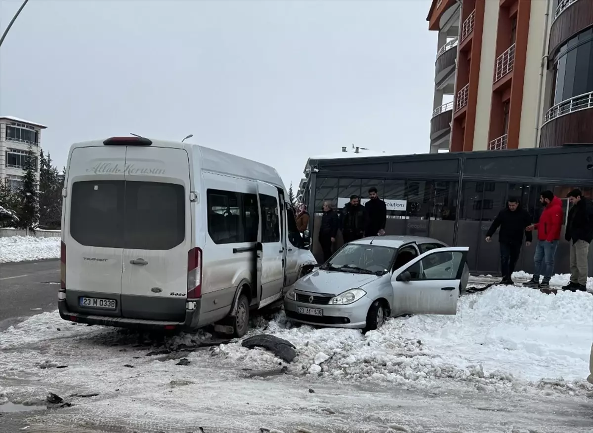 Elazığ’da Minibüs ve Otomobil Çarpışması: 4 Yaralı Hastaneye Kaldırıldı