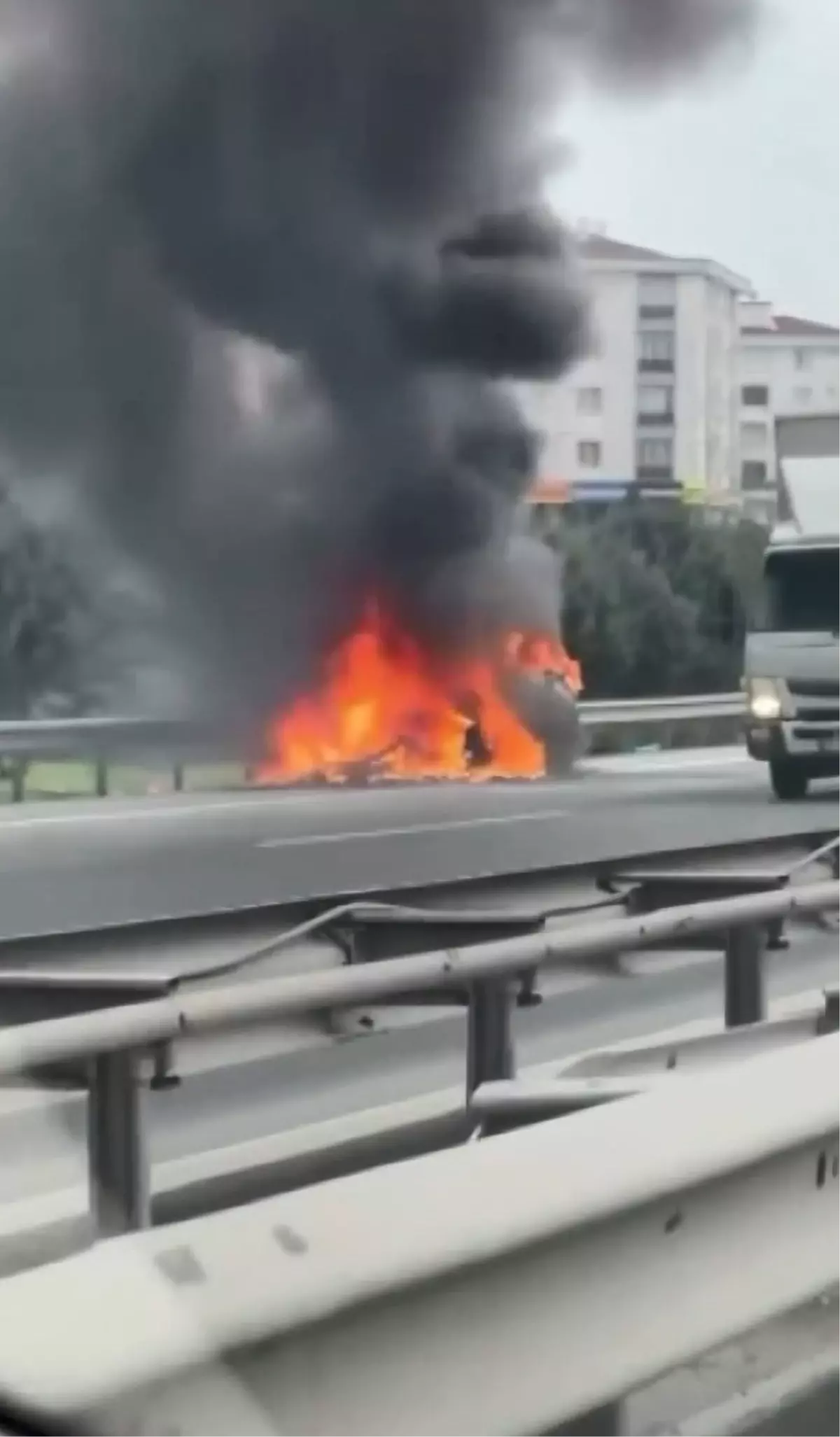 Esenyurt'ta TEM Otoyolu'nda Seyir Halindeki Cipte Hızlı Yangın Kontrolü