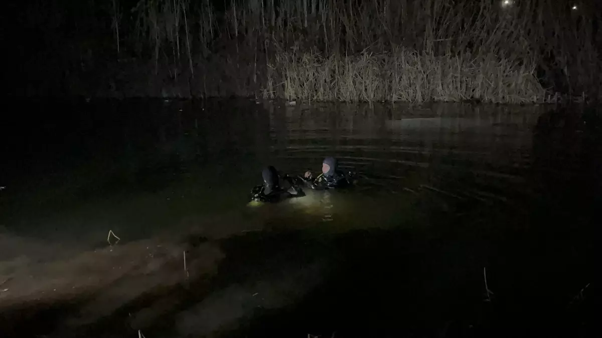 Eskişehir'de El Freni Çekilmeyen Hafif Ticari Araç Porsuk Çayı'na Düşerek Sulu Kaza Oluşturdu