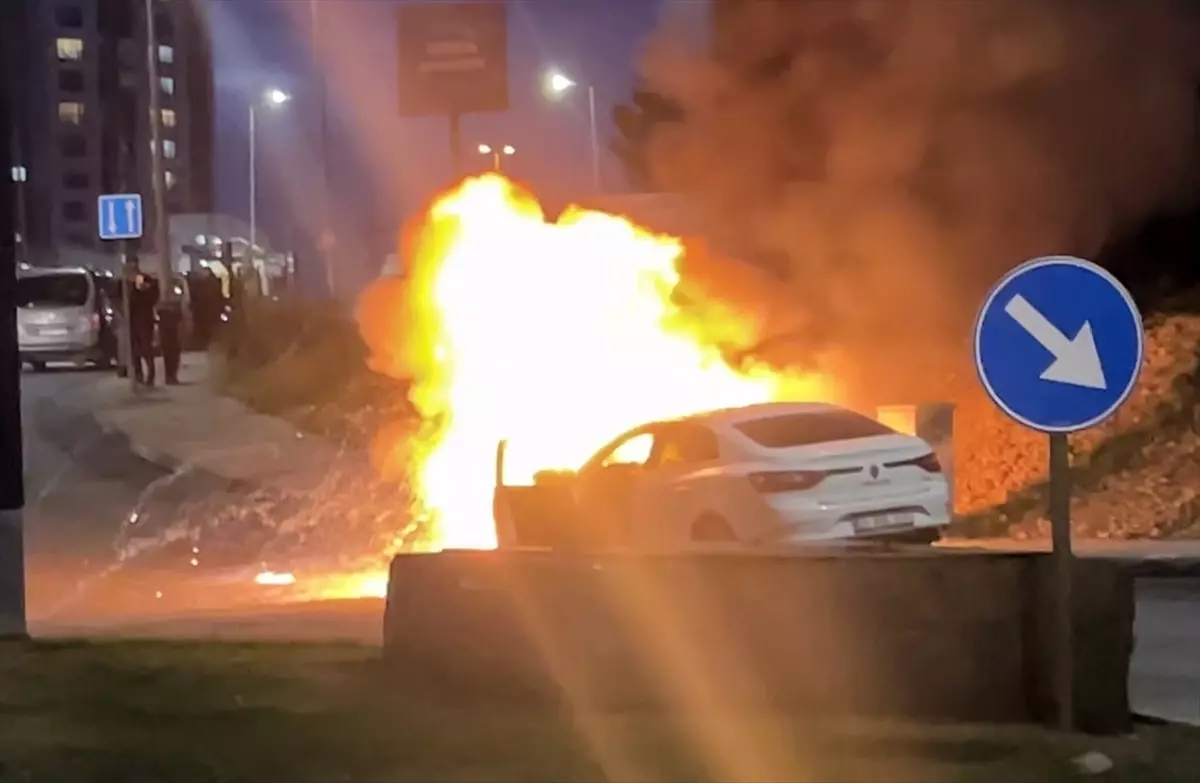 Eyüpsultan’da Otomobil Yangını Cep Telefonu Kamerasıyla Kaydedildi