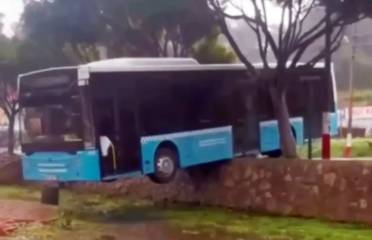 Freni Arızası Nedeniyle Otobüs Duvarın Üzerinde Asılı Kaldı