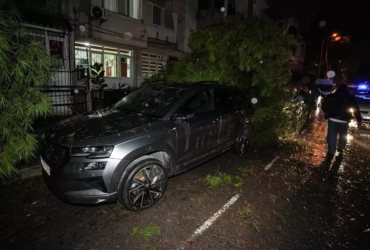 İzmir’de Şiddetli Fırtına ve Sağanak Yağış Trafiği Felç Etti