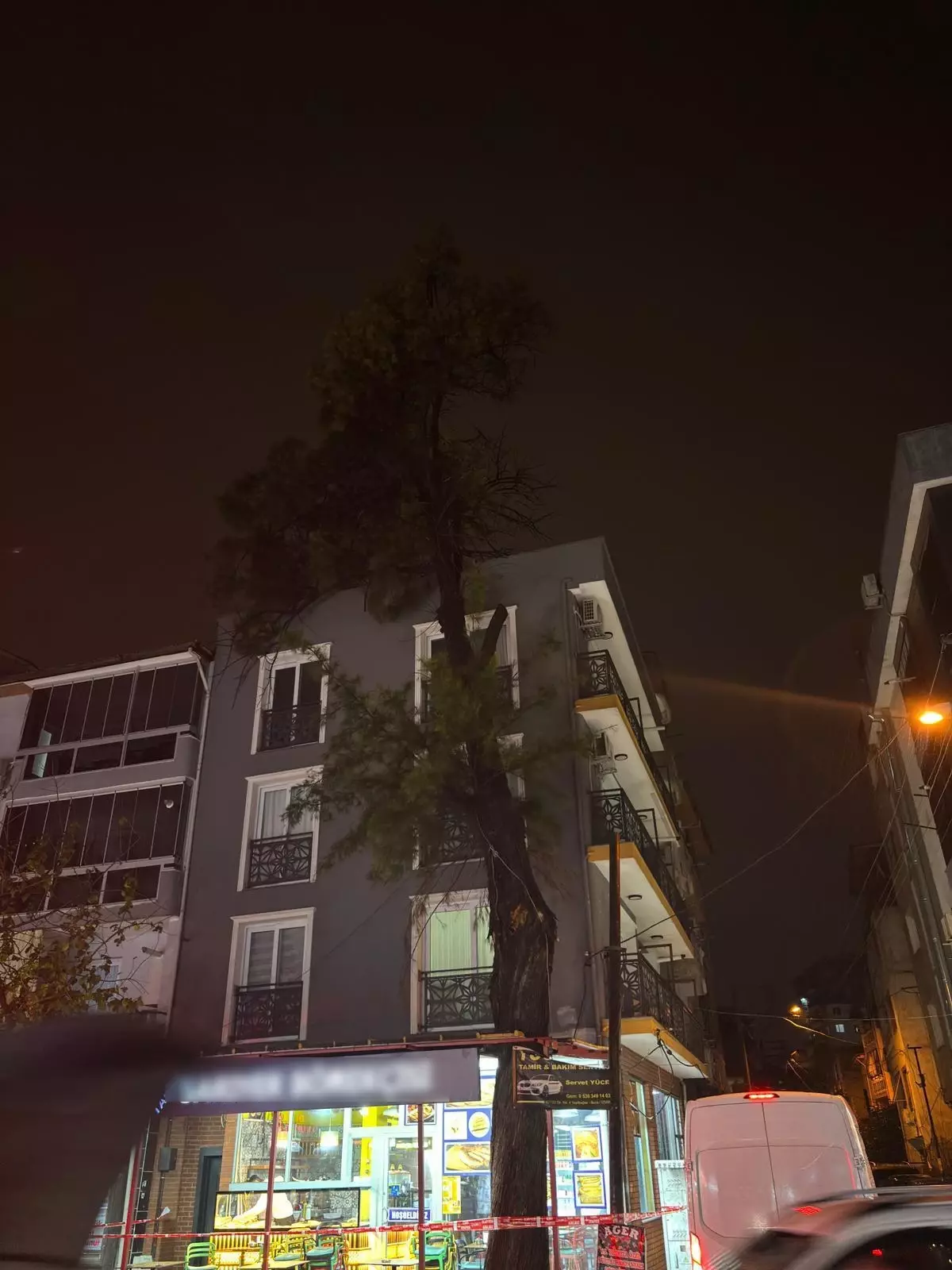 İzmir Buca’da Şiddetli Fırtına Ağaç ve Bina Tehdidi Oluşturdu