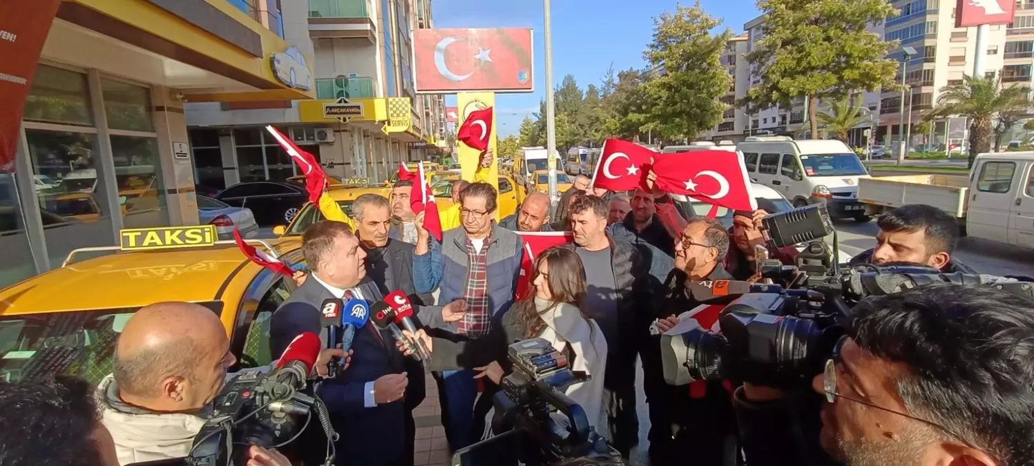 İzmir Taksicileri, Suriye Sınırındaki Olaylara Tepki Olarak Araçlarını Türk Bayrağıyla Süsledi