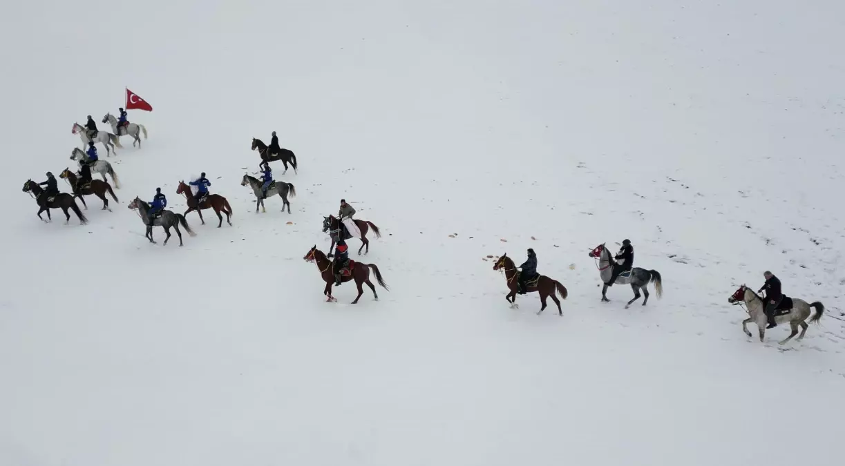Erzurum’da Ciritçiler Kış Şartlarında Yaban Hayvanlarını Besledi