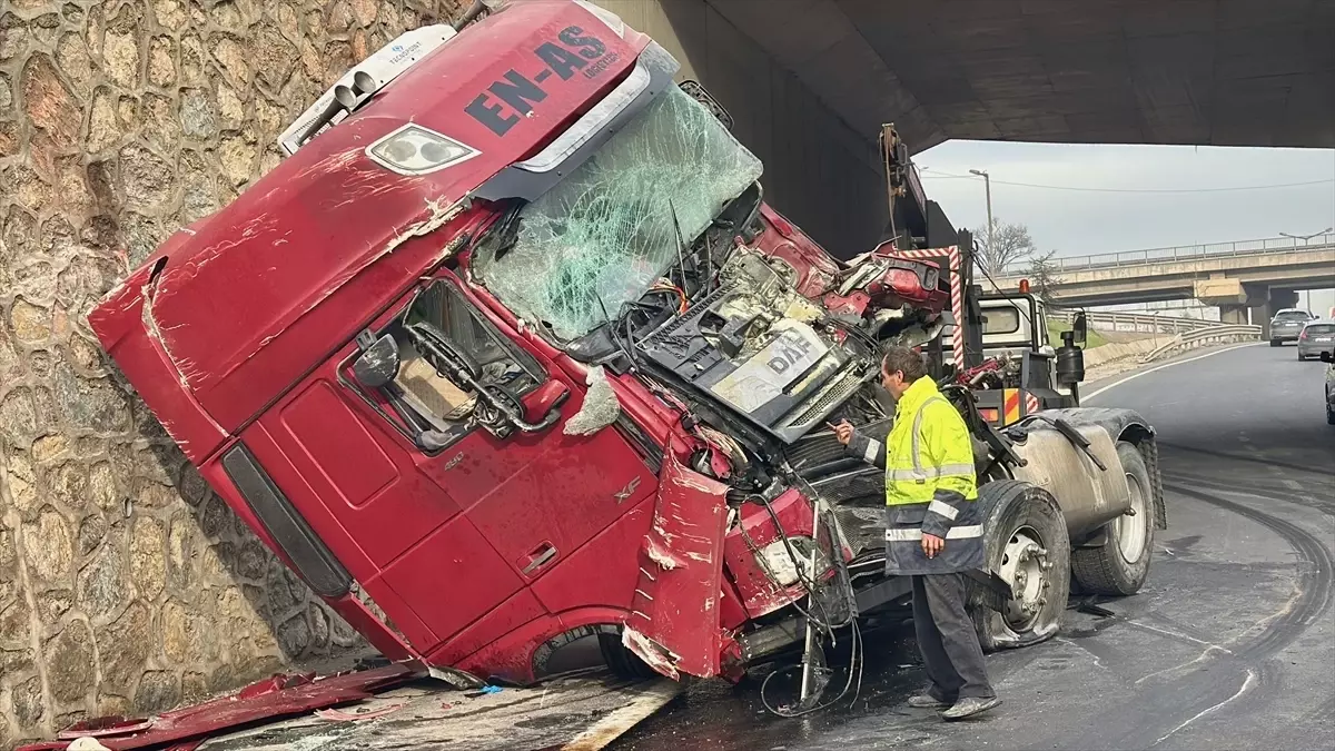 Kocaeli'de İstinat Duvarına Çarpan Tır Sürücüsü Ağır Yaralı