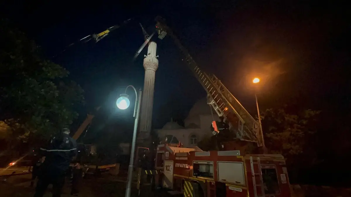 Marmaris’ta Şiddetli Fırtına Merkez Camii Minaresine Zarar Verdi