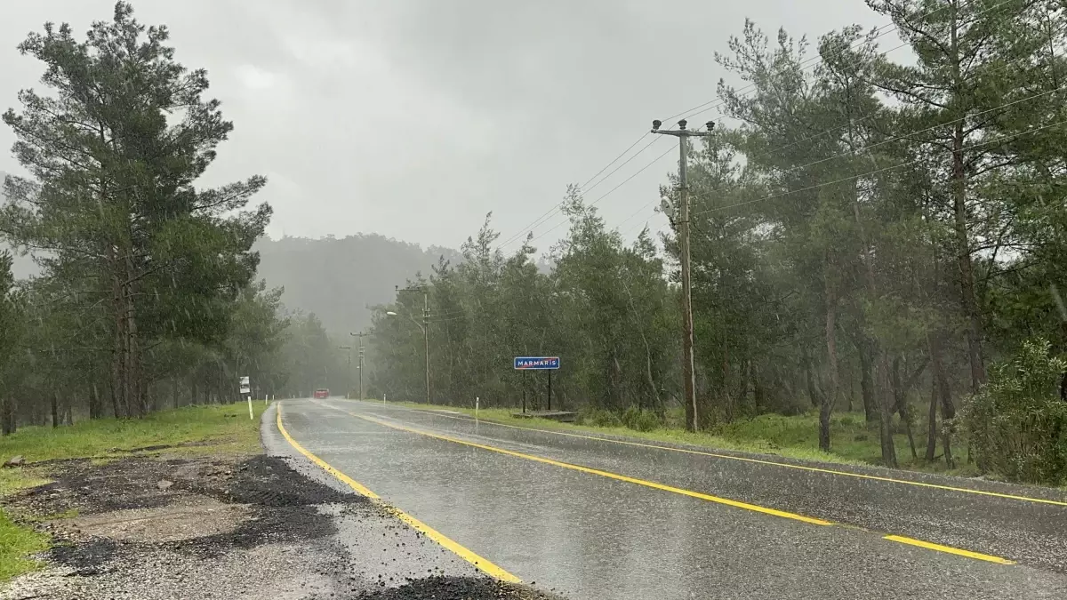 Marmaris’te Şiddetli Fırtına Ağaçları Devrerek Yelkenli Tekneyi Karaya Sürükledi