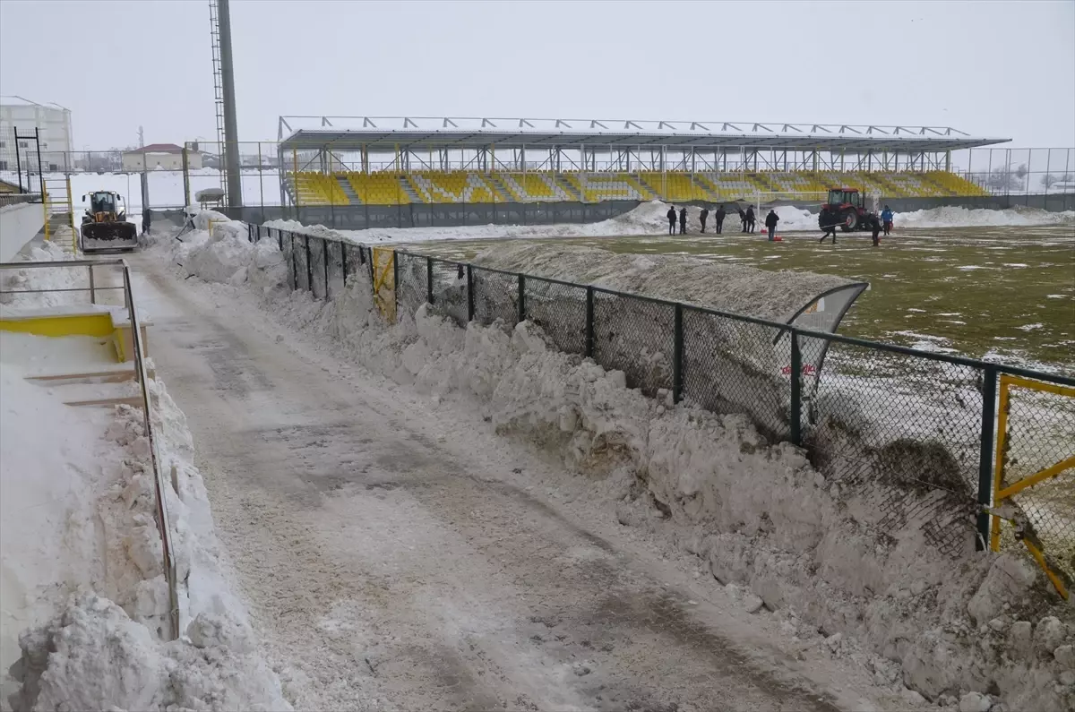 Muş Stadyumu Karla Kapandı, Temizlik Çalışmaları Tamamlandı