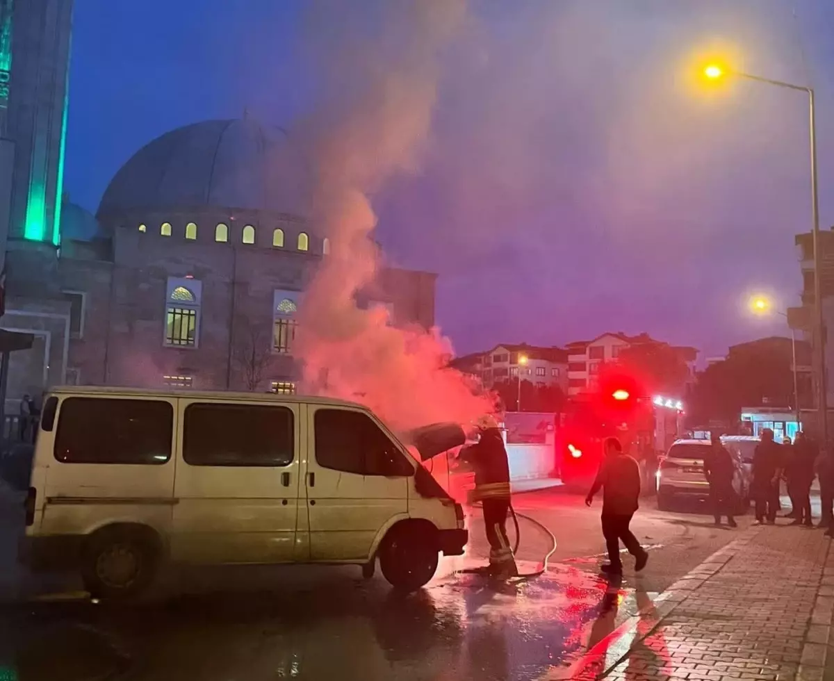 Fatsa’da Park Halindeki Minibüs Yangın Çıktı, İtfaiye Hızla Müdahale Etti