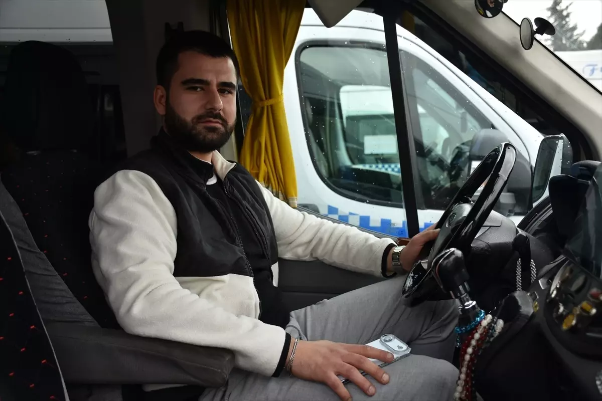 Sakarya’da Minibüs Şoförü, Hastalanan Yolcusunu Zamanında Hastaneye Ulaştırdı