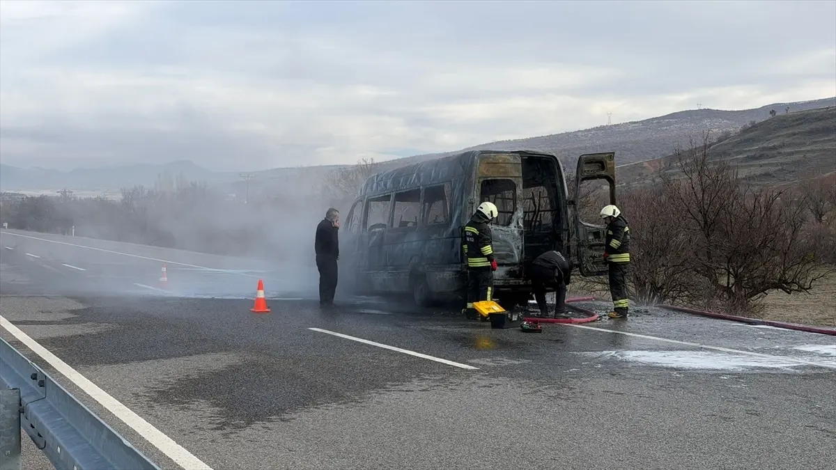 Seydişehir‑Konya kara yolunda yolcu minibüsü yangınla zarar gördü