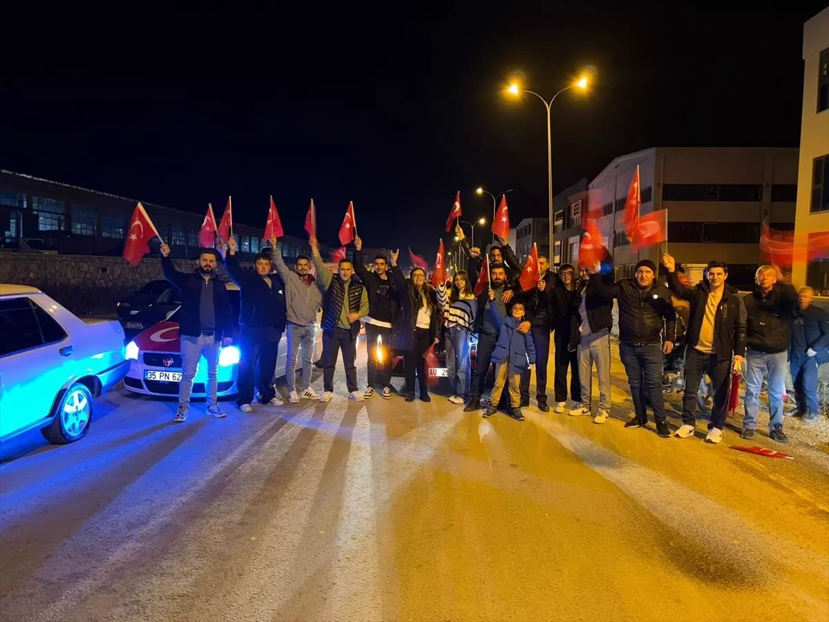 Simav’da Türk Bayraklarıyla Renkli Yürüyüş Gerçekleşti