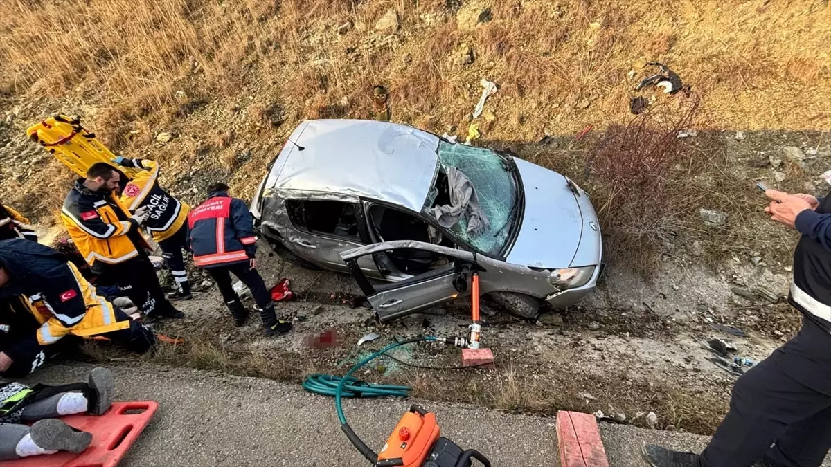 Boyabat'ta Su Kanalına Devrilen Otomobilde 5 Kişi Yaralı