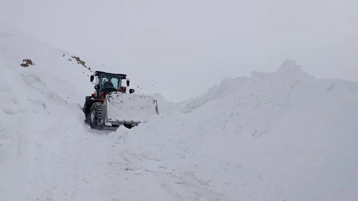 Şırnak'ta Karla Mücadele Ekipleri 14°C’de Buzlu Yolları Açıyor