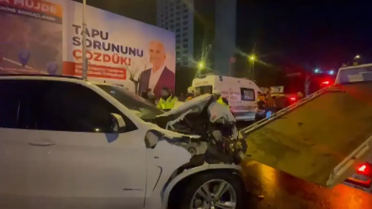 Ümraniye'de Araç Çarpışması: 3 Kişi Yaralı