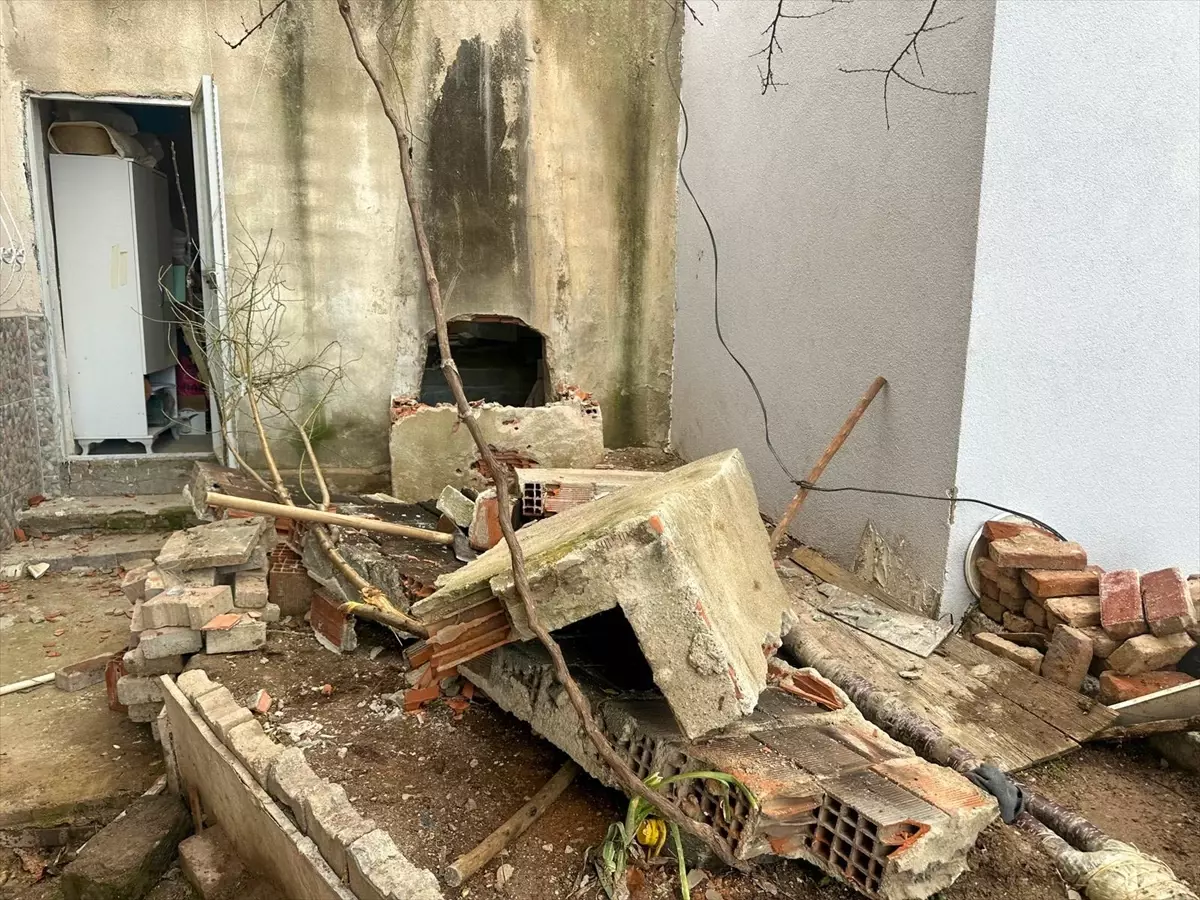 Uşak’ta Ekmek Fırını Çöküşü: Duvar Altında Kalan İşçi Hastaneye Kaldırıldı