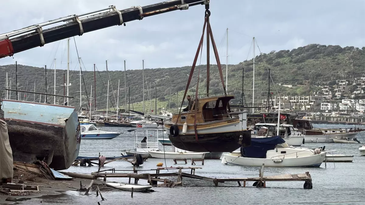 Bodrum’da Kaçak Tekne Yıkımına Durdu: Bulunan Türk Bayrakları Koruma Altına Alındı