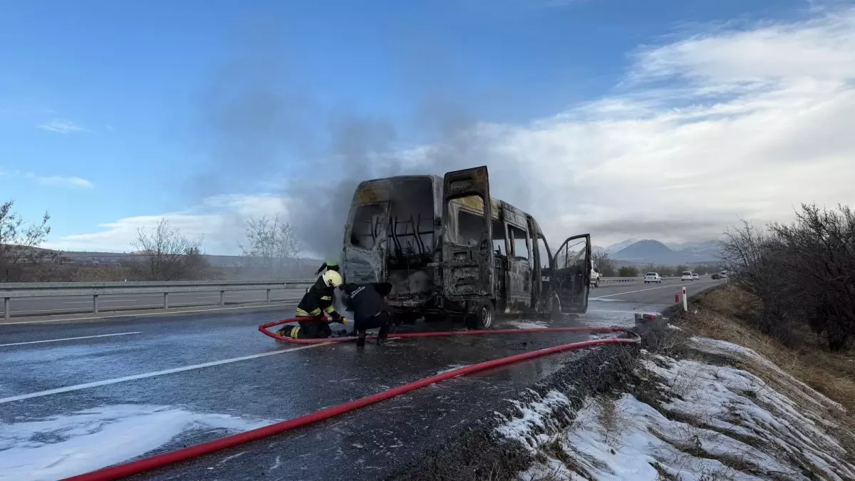 Konya’da Motor Arızası Nedeniyle Minibüs Alev Aldı, Sürücü Yolcuları Güvenli Şekilde Tahliye Etti