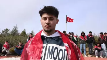 Bayrak nöbeti sırasında asker adayları