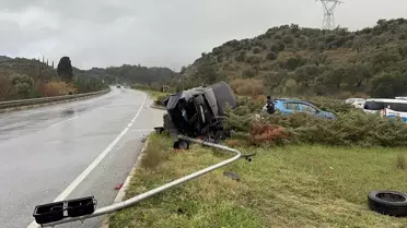 Kırmızı ışığa çarpan otomobil