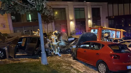 Beşiktaş'ta yangına müdahale eden itfaiye araçları