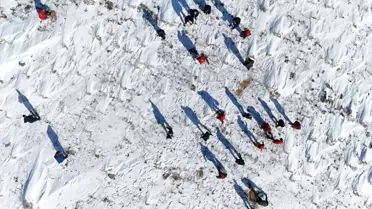 Karlı nehirde rafting yapan ekip