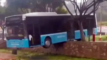 Otobüs duvara tutunmuş halde