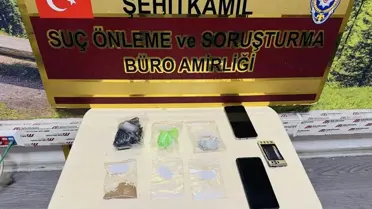 Yakalanan şüpheliler ve silahlar