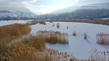 Donmuş Üçkaya Gölü, buz tabakasıyla kaplı