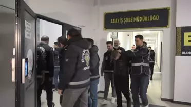 Polis operasyonu sırasında tutuklanan şüpheliler