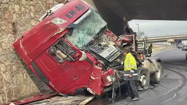 Kaza sonrası tırın istinat duvarına çarpma anı