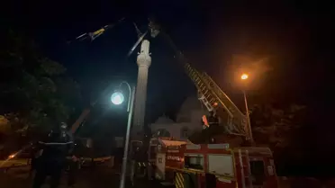 Fırtına sonrası devrilen ağaçlar ve hasarlı camii minaresi