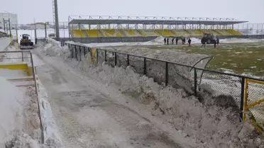 Muş Stadyumu temizleme çalışmaları