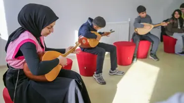 Gençlerin bilim atölyesinde deney yapması