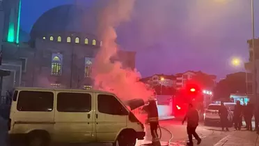 Fatsa’da Park Halindeki Minibüs Yangın Çıktı, İtfaiye Hızla Müdahale Etti