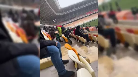 Polis memurunun çocuğa çorap verdiği an