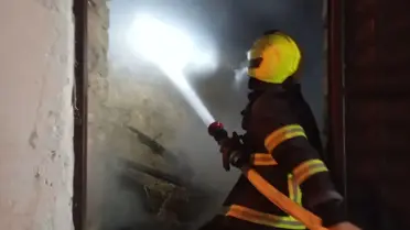 İtfaiye ekiplerinin yangını söndürürken çekilmiş fotoğrafı