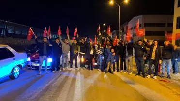 Yürüyüş sırasında dalgalanan Türk bayrağı