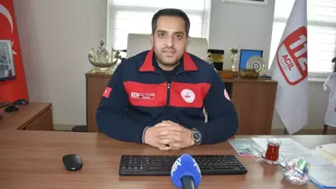 Erhan Tatar’ın fotoğraf yarışması değerlendirmesi sırasında çekilen an