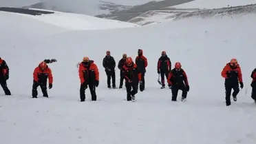 Çığda arama kurtarma eğitimi sırasında uygulamalı saha çalışması
