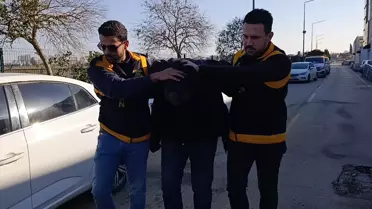 Kaskıyla minibüs camını kıran motosikletli sürücünün fotoğrafı