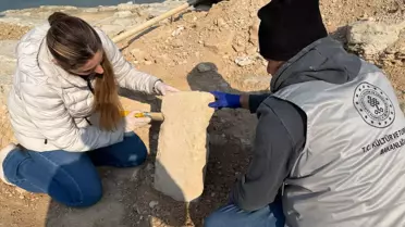 Adıyaman’da Atatürk Barajı’nda 11 Bin Yıllık T‑Şekilli Taşlar Gün Yüzüne Çıktı