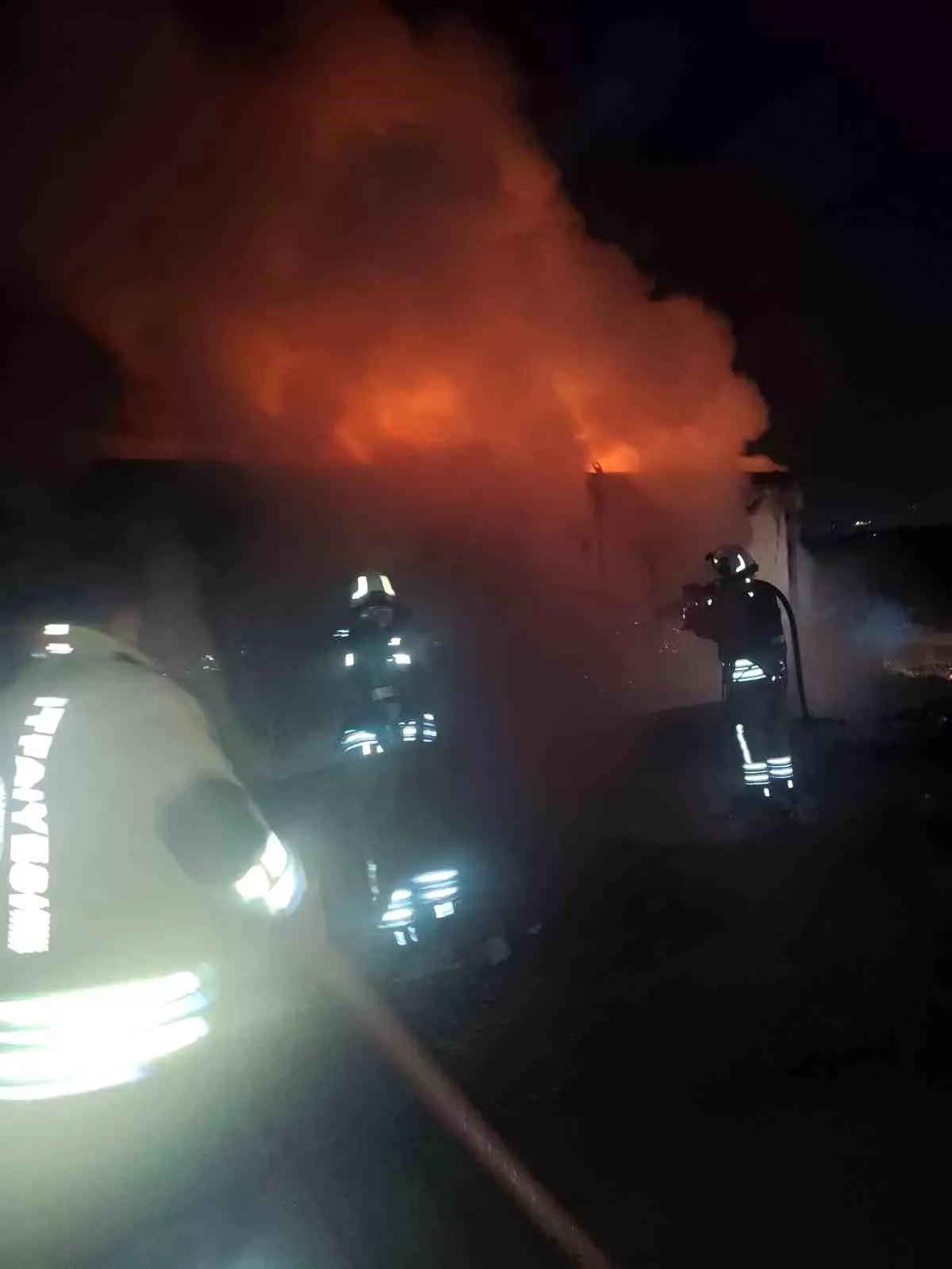 Hatay’da Derince Mahallesi’ndeki Yangın Konteyneri Yok Etti