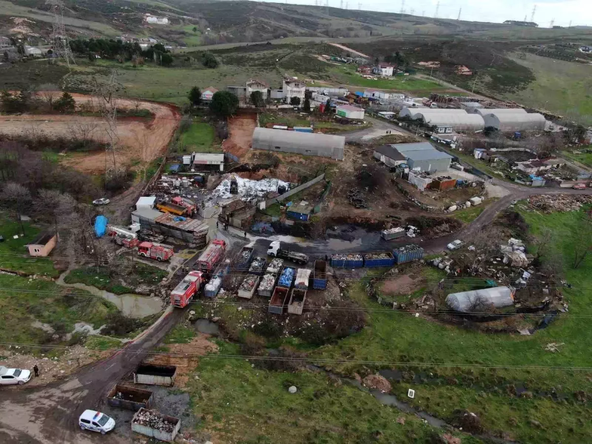 Tuzla’da Geri Dönüşüm Deposu Yangını Kontrol Altına Alındı