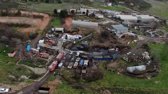Tuzla’da Geri Dönüşüm Deposu Yangını Kontrol Altına Alındı