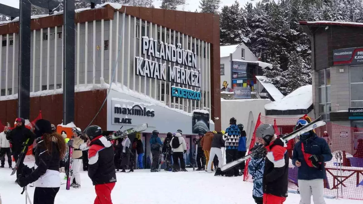 Palandöken Kayak Merkezi'nde Kar Kalınlığı Rekor Kırdı, Tatilciler Yoğun İlgi Gösteriyor