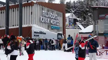 Palandöken Kayak Merkezi'nde Kar Kalınlığı Rekor Kırdı, Tatilciler Yoğun İlgi Gösteriyor