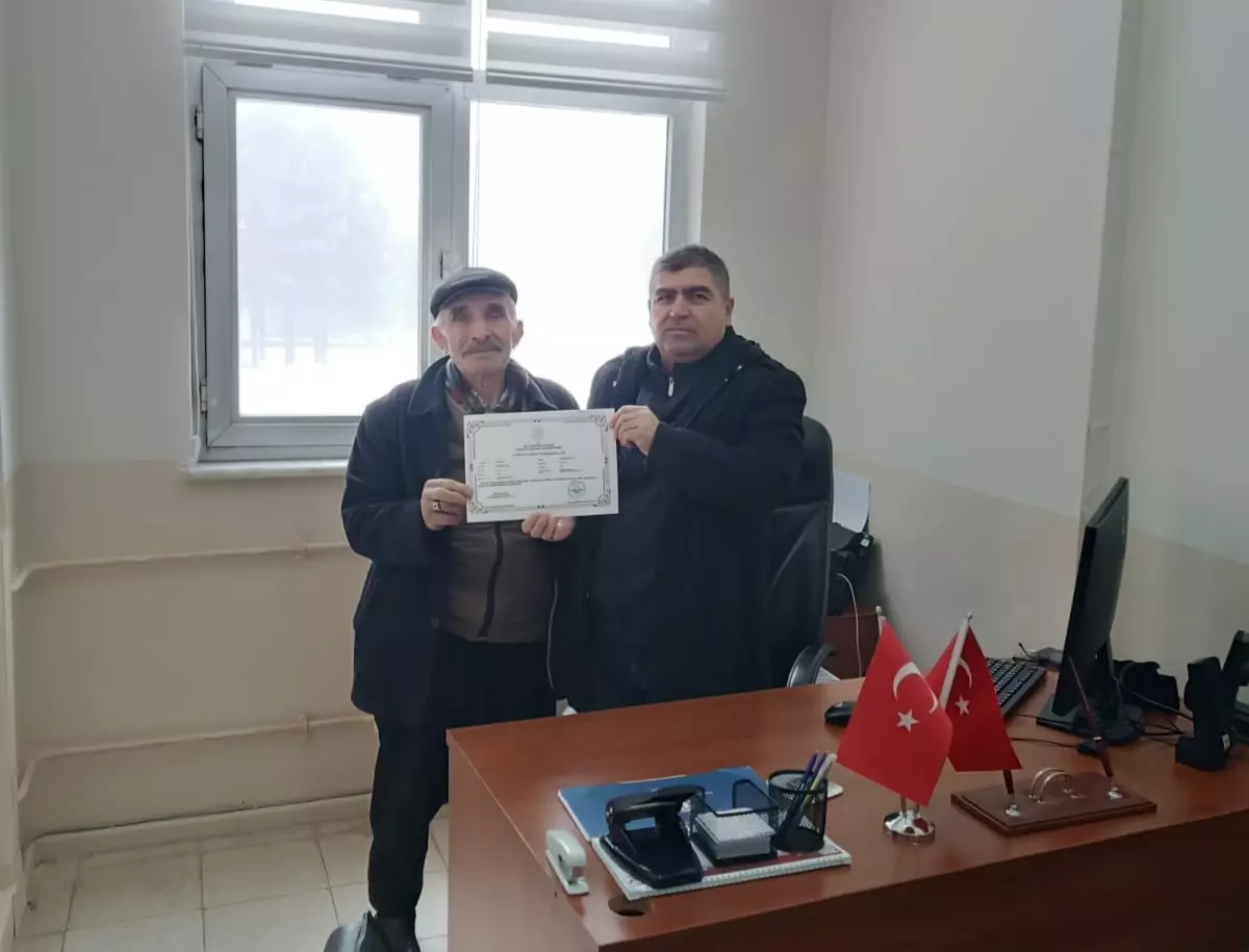 82 Yaşındaki Mustafa Dalkılınç Okuma Yazma Kursunu Tamamlayarak Belge Aldı